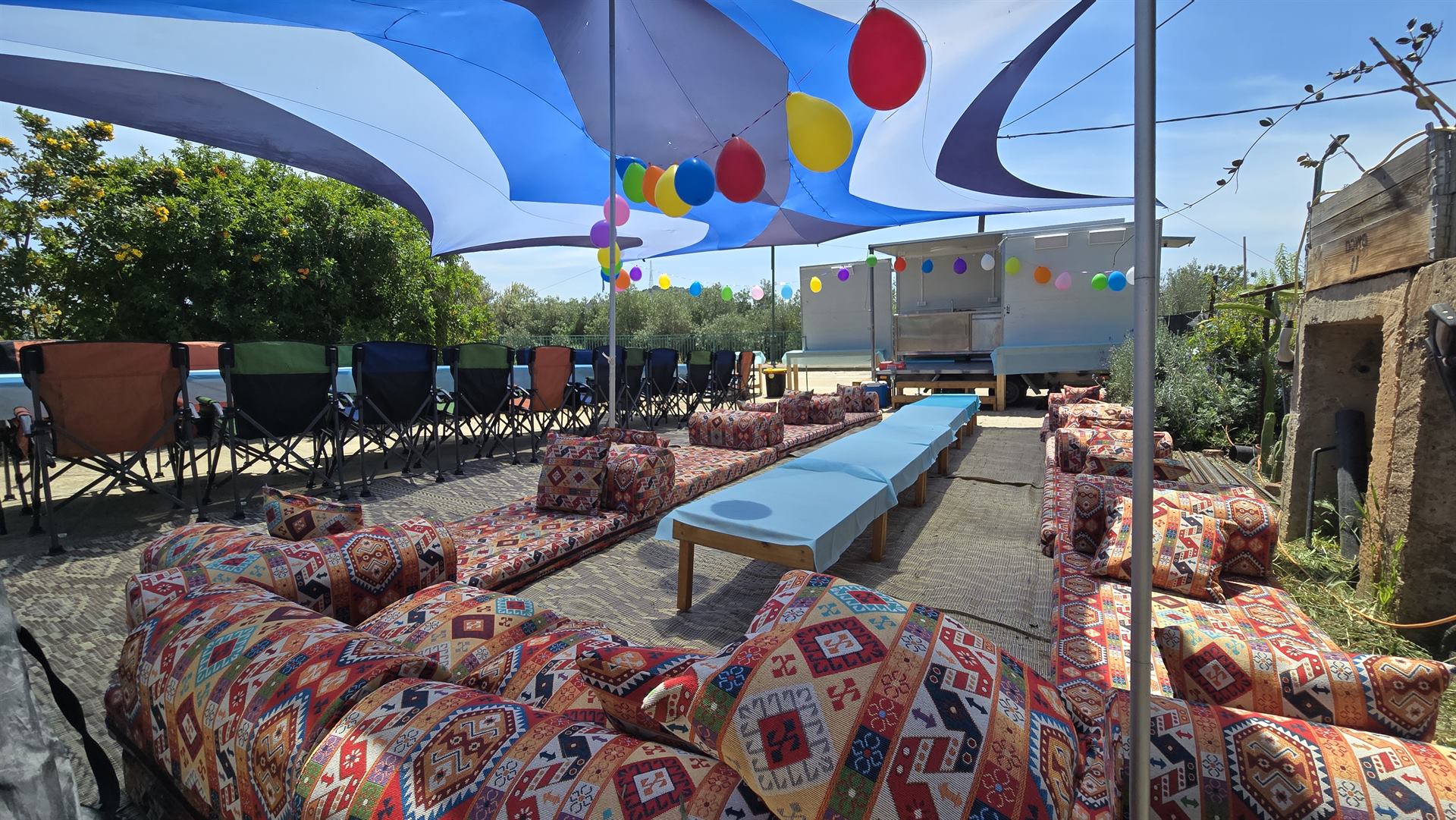 חופשה זוגית בטבע - פינת לאונג' אינטימית באבטבע
