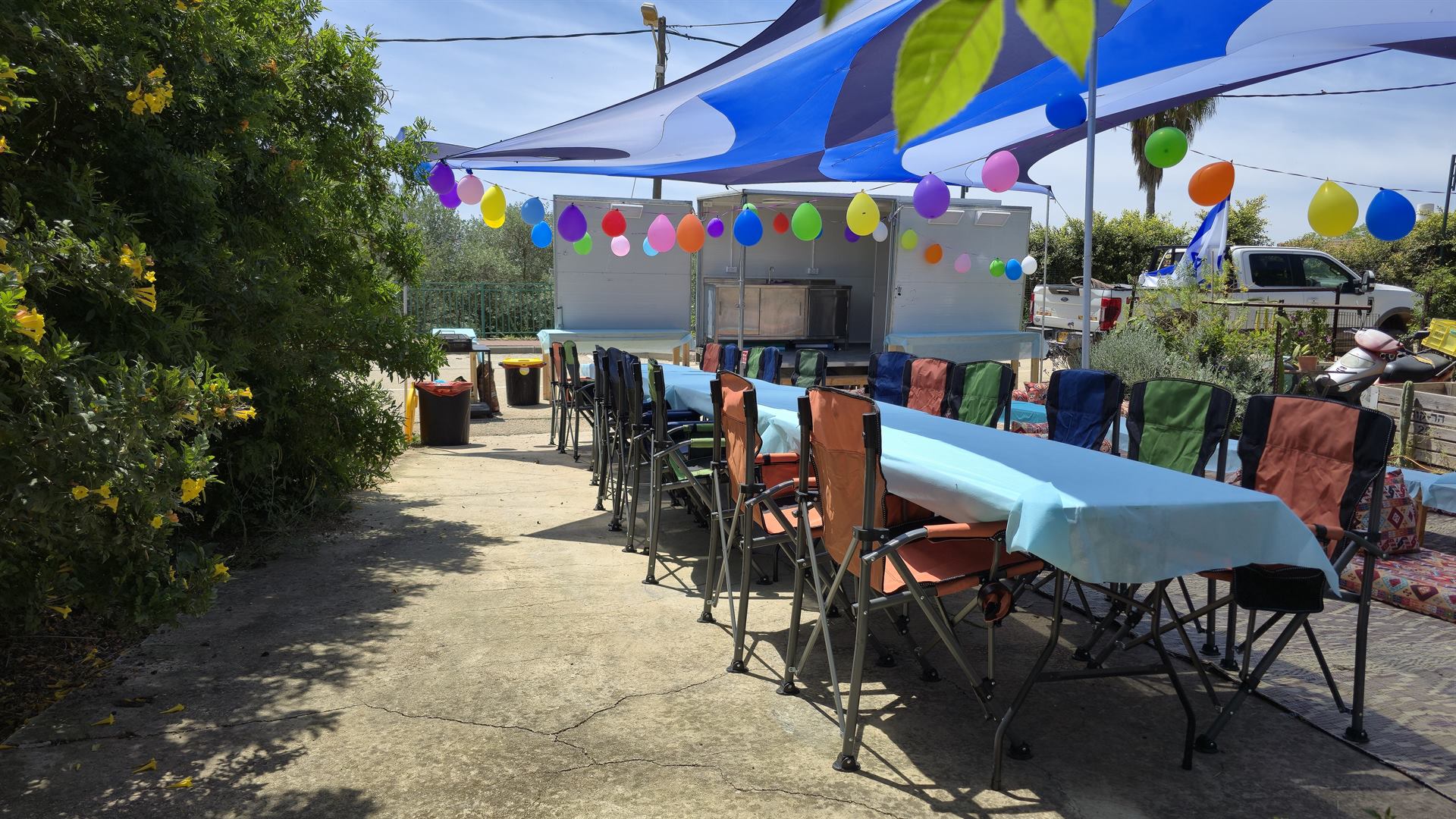 שולחן ארוך ערוך לאירוח באבטבע - הכנה מסודרת לאירוע