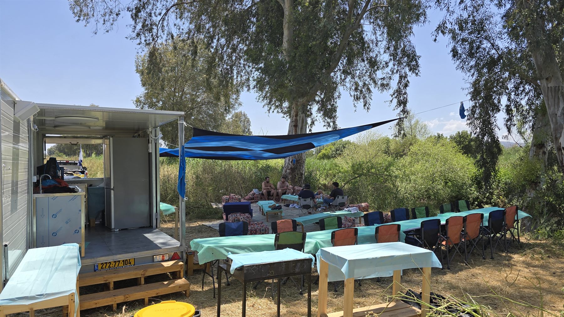 מתחם אבטבע ערוך לצד נחל זורם